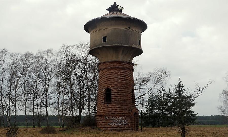 Dawna wieża wodna na stacji w Lewicach