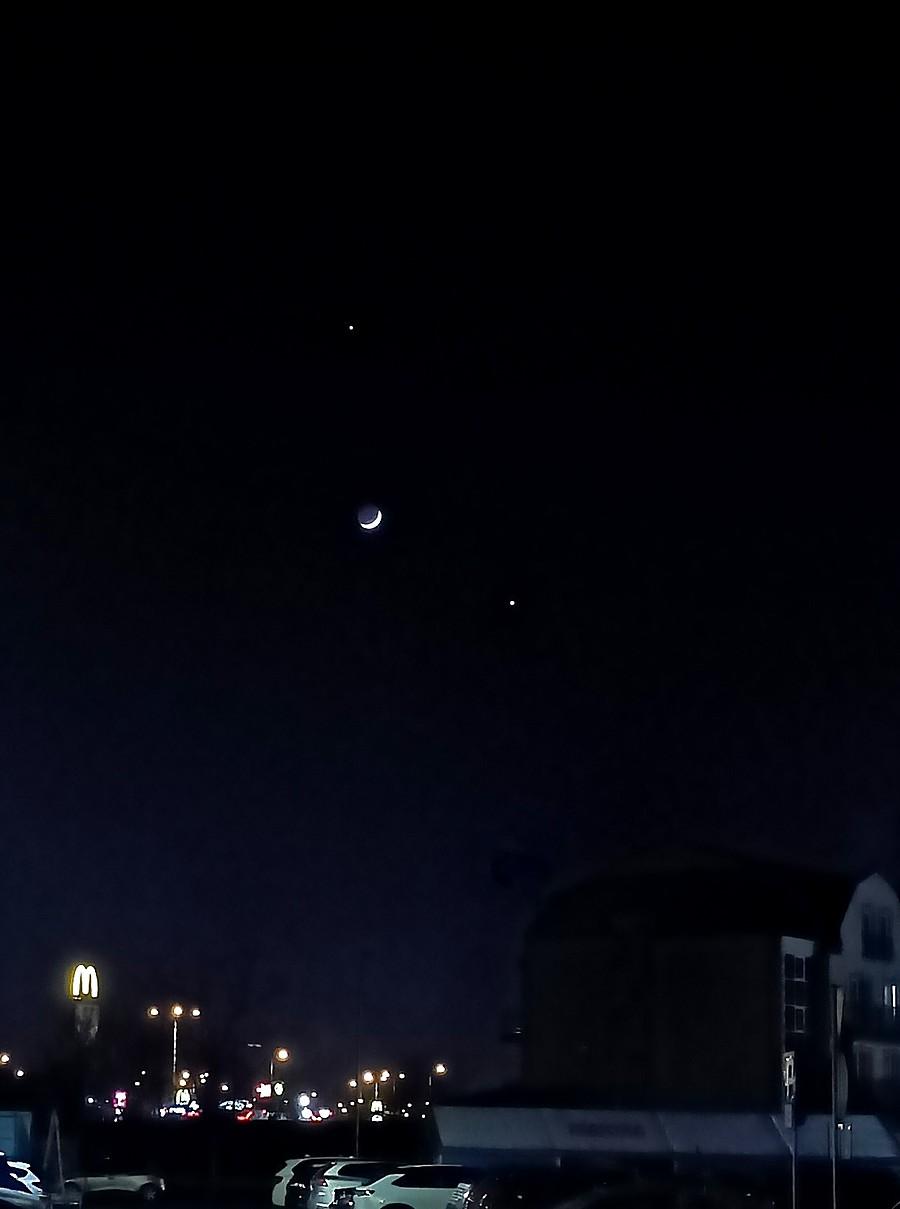 Księżyc, powyżej Jowisz i po prawej od satelity Wenus.
