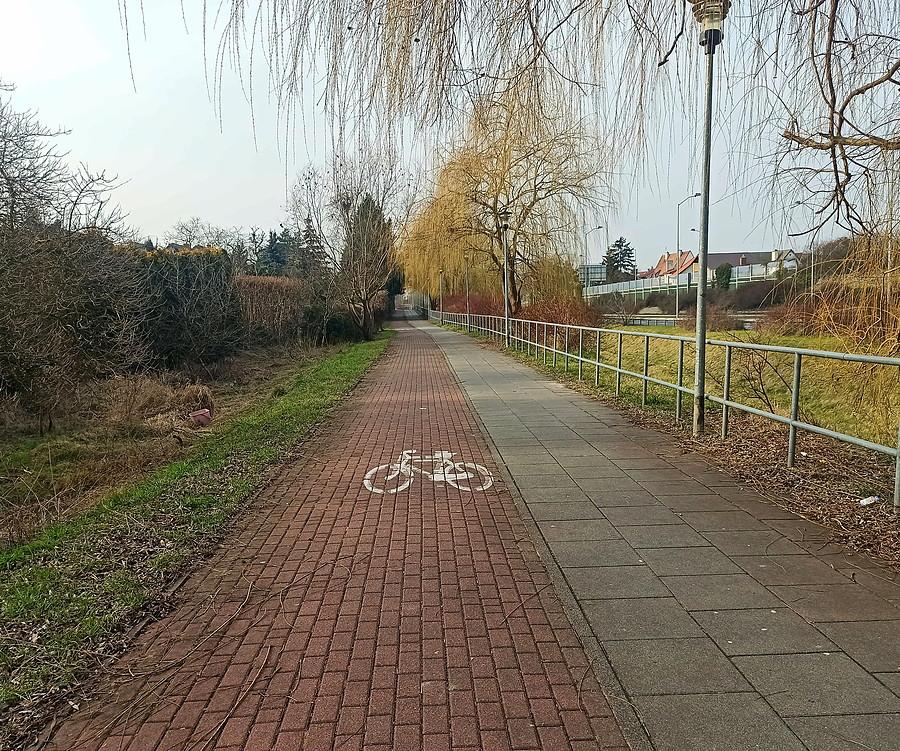 Ulica Europejska ze ścieżką rowerową.