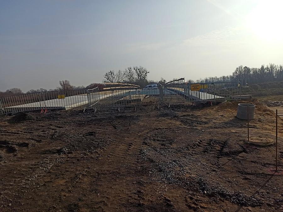 Nada nieskończony wiadukt nad obwodnicą.