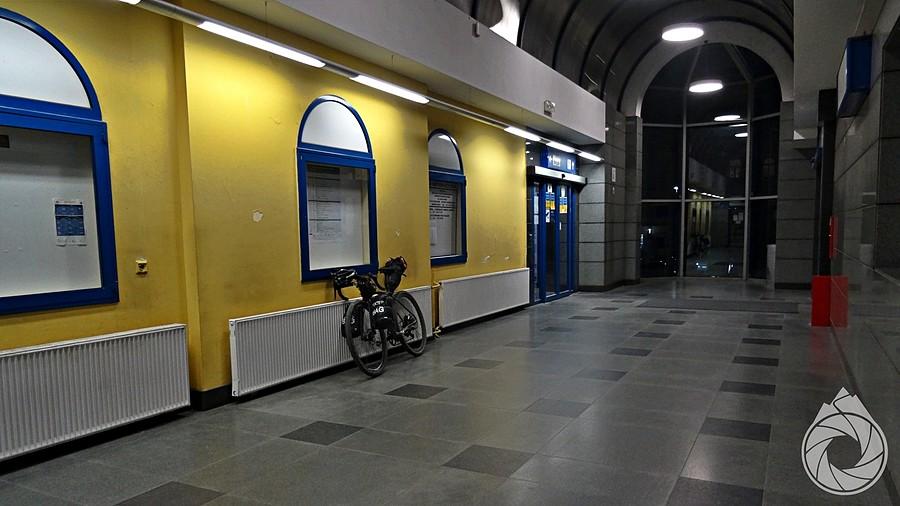 lubelski dworzec pustawy nocą