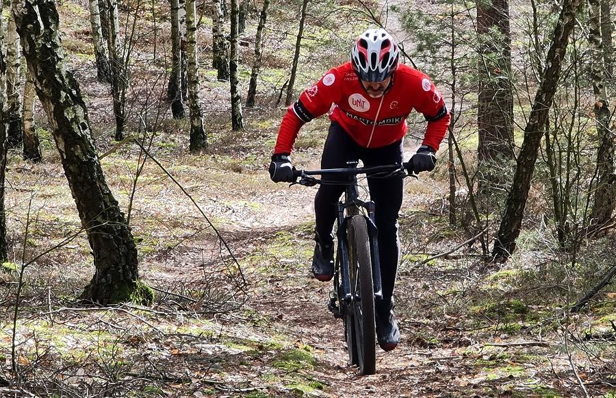 Rasowy MTB-owiec w akcji podjazdowej