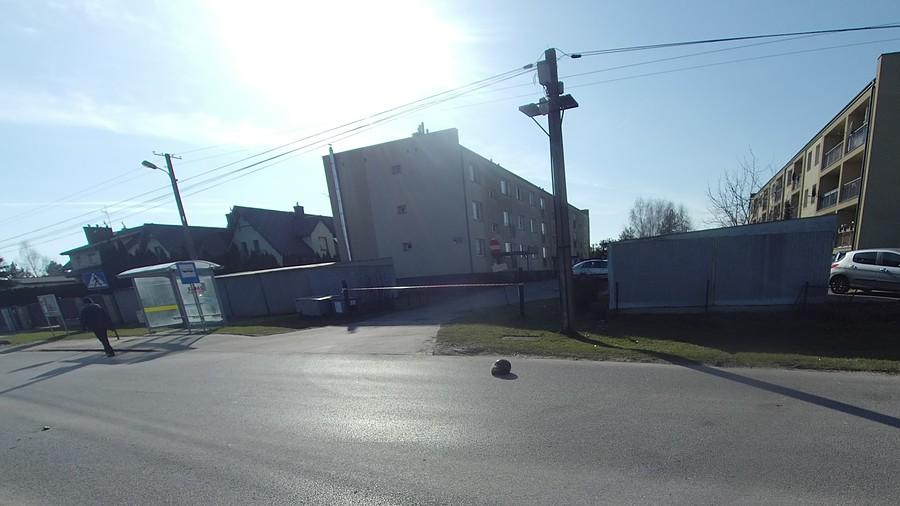 ...jego kask trzydzieści metrów wcześniej