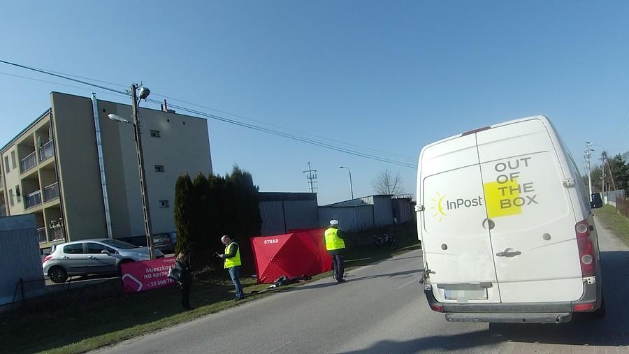 Motocyklista za parawanem...