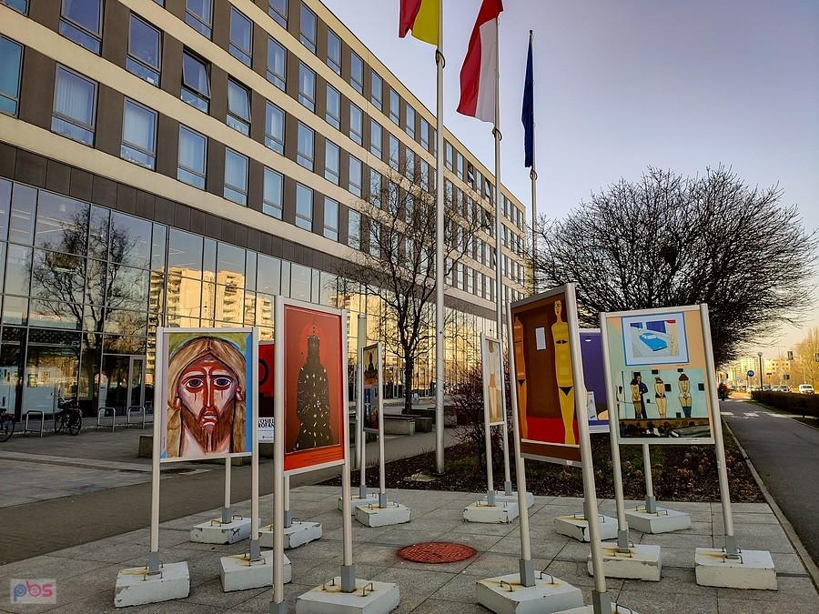 Wystawa poświęcona Jerzemu Nowosielskiemu przed UD Ursynów