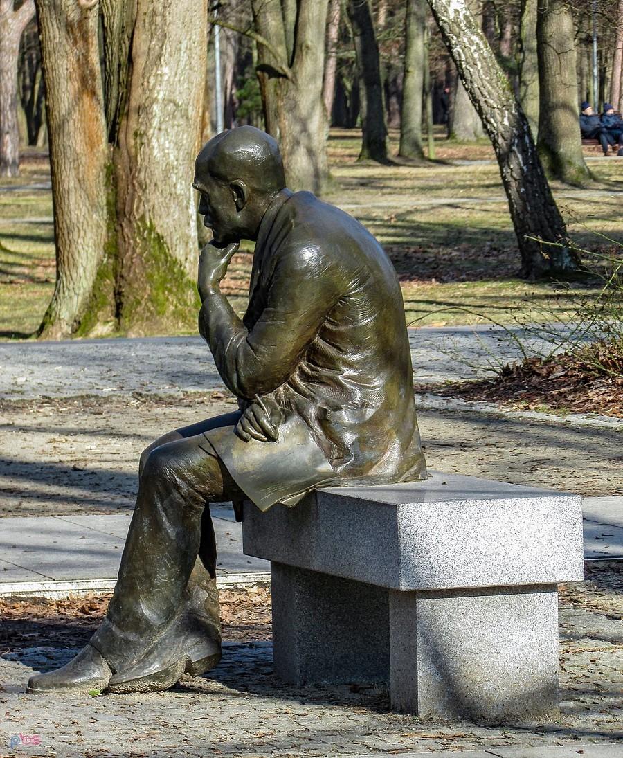 Ławeczka Stefana Żeromskiego w Parku Zdrojowym