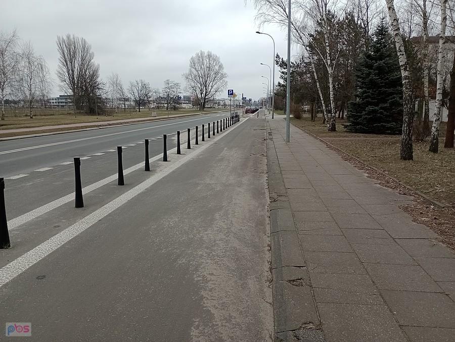 Wiatr wysuszył nawet tę kałużę na ddr
