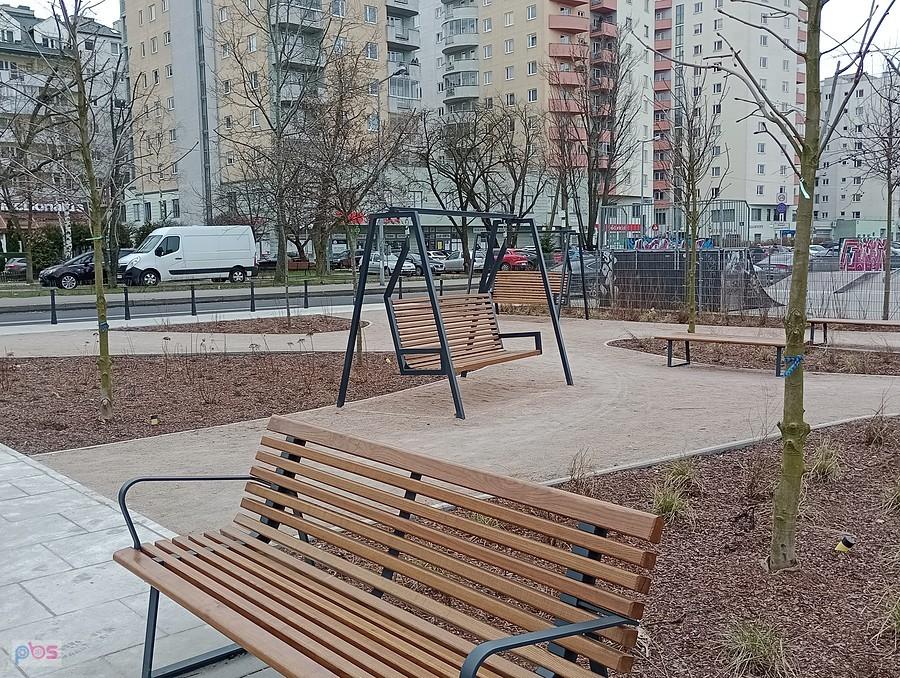 Tu kiedyś był stragan z kwiatami, teraz jest ładny skwerek