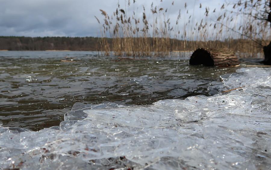 Spojrzenie makro na bryłki lodu
