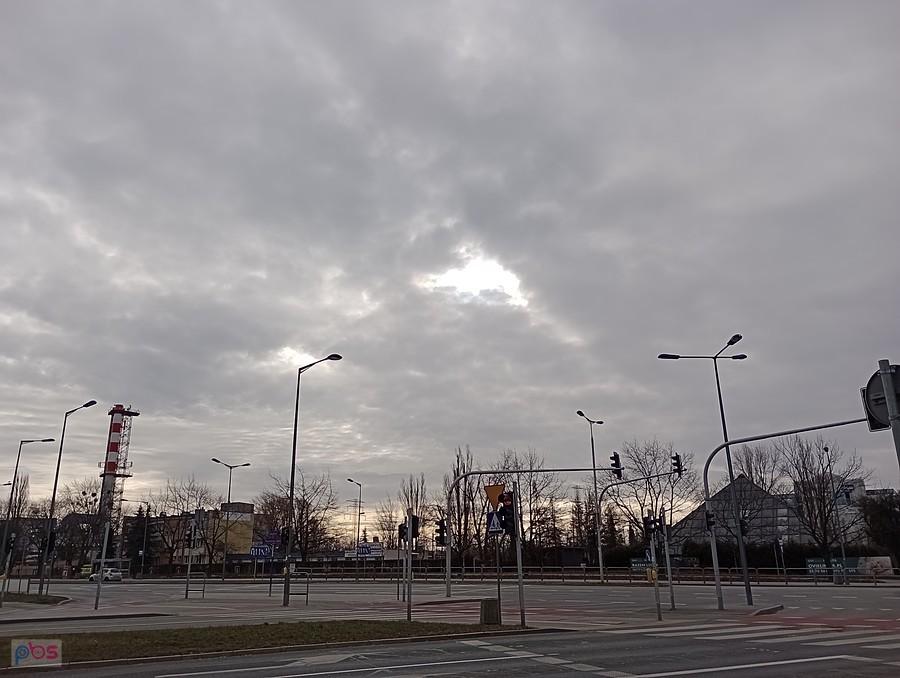 Słońce chowa się za chmury