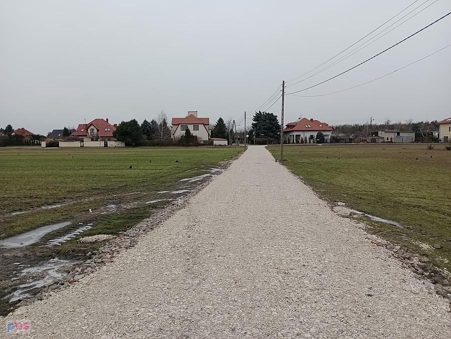 Dalej szutrówka prowadzi do drugiej wsi