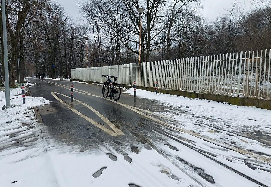 Można by było i tu odśnieżyć, ale ktoś zainstalował na Wartostradzie słupki :)