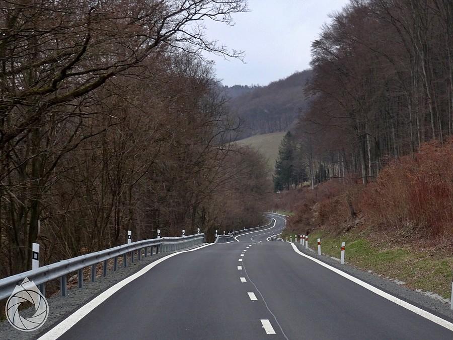 nowy asfalt na zjeździe z górki do Giraltovcov
