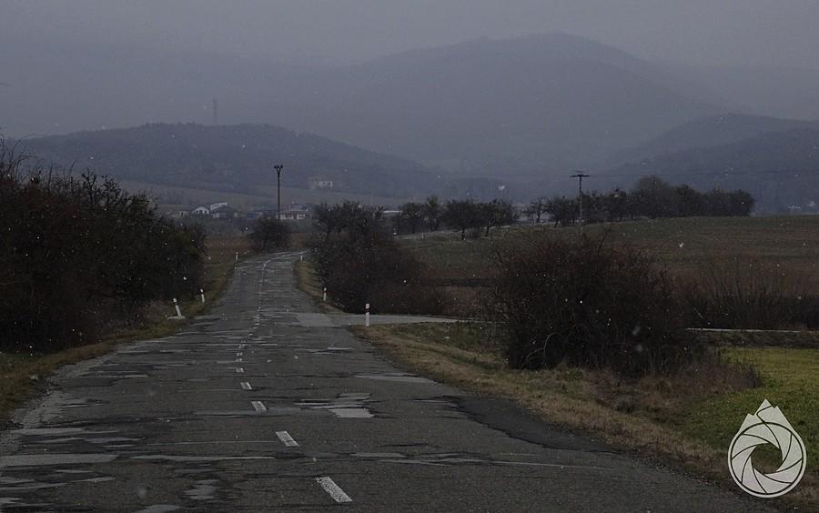 jazda w góry w zadymce śnieżnej