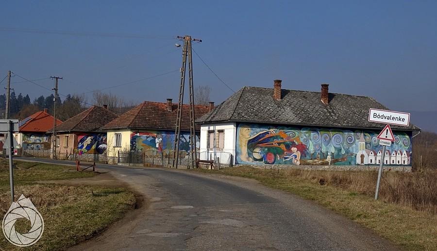 wioseczka z pomalowanymi domami