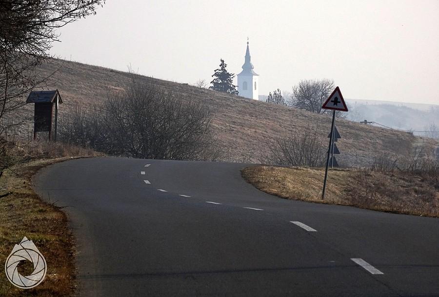 zza wzgórza wychyla się kolejny kościółek madziarski