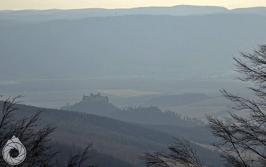 hrad Krasna Horka w dole, pod wałem wzgórz Aggteleku