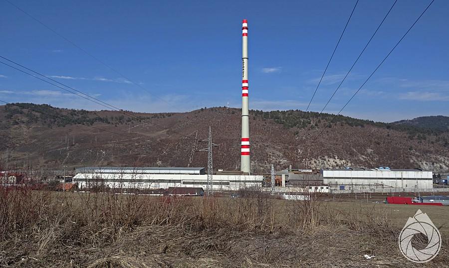 charakterystyczny komin strefy przemysłowej w Krompachach