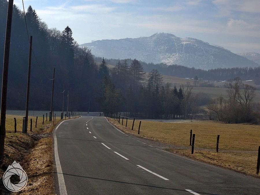 jazda dolinką międzygórza z widokiem na Góry Levockie