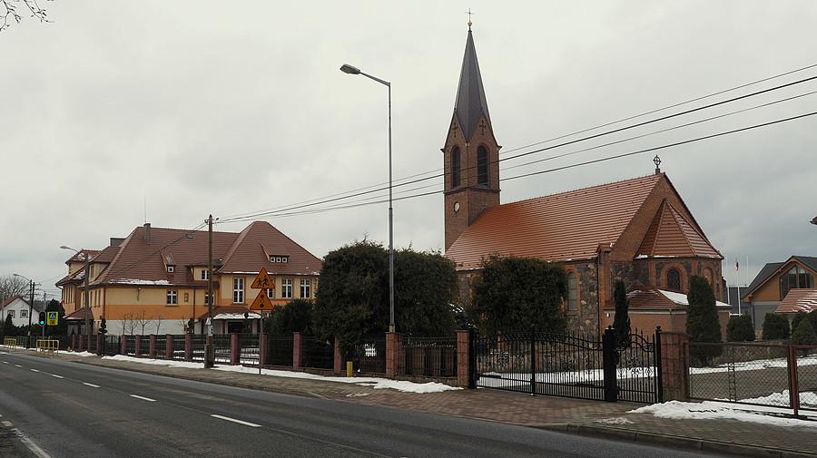 W centrum Trzemeszna, kościół i szkoła