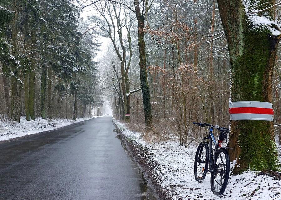 Na poboczu śnieg, na drodze woda