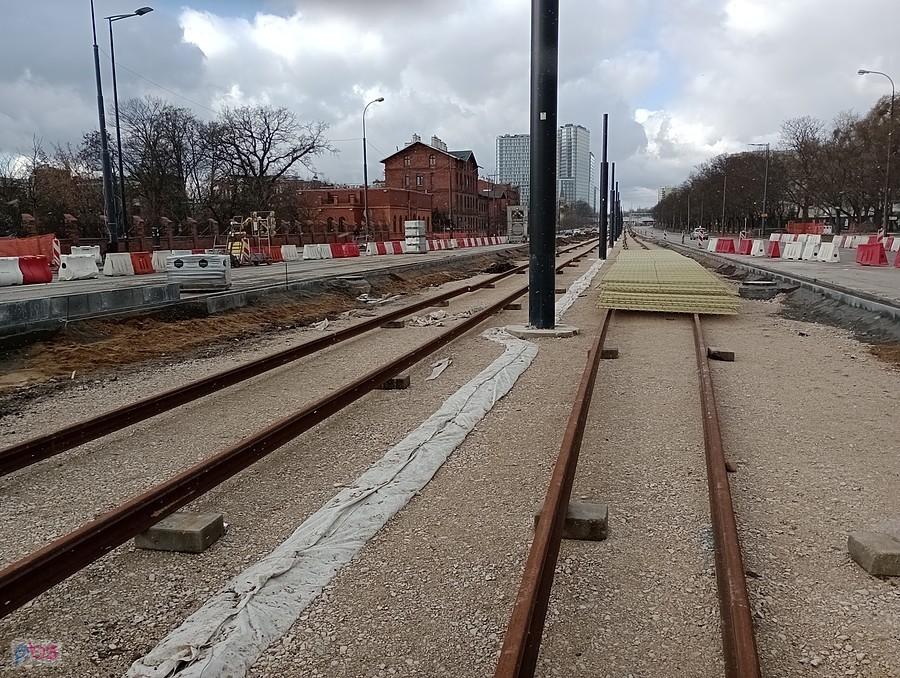 Budowa linii tramwajowej na Kasprzaka. Na tym fragmencie już kładą tory