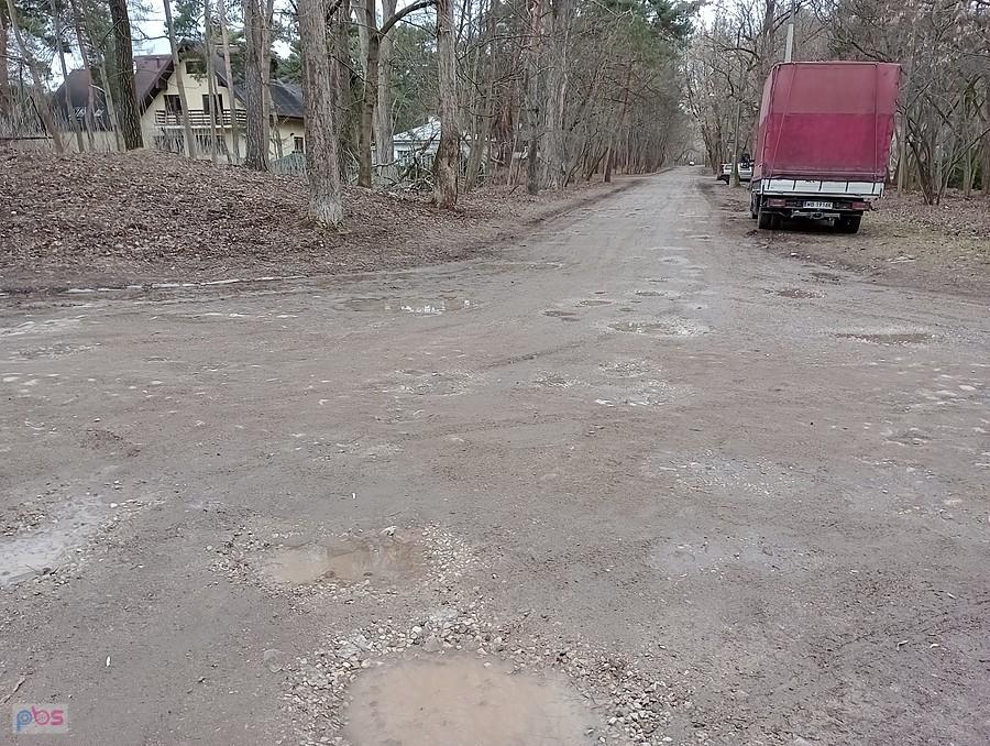 Ulica Kleeberga jak zwykle dziurawa i błotnista