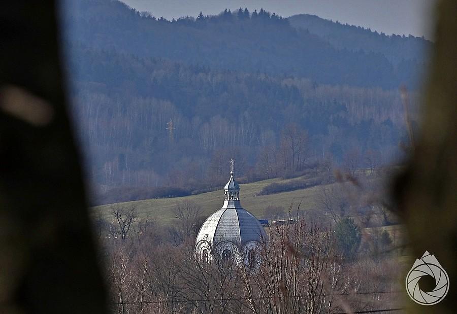 bania kościoła w Węglówce wychyla się spode górek