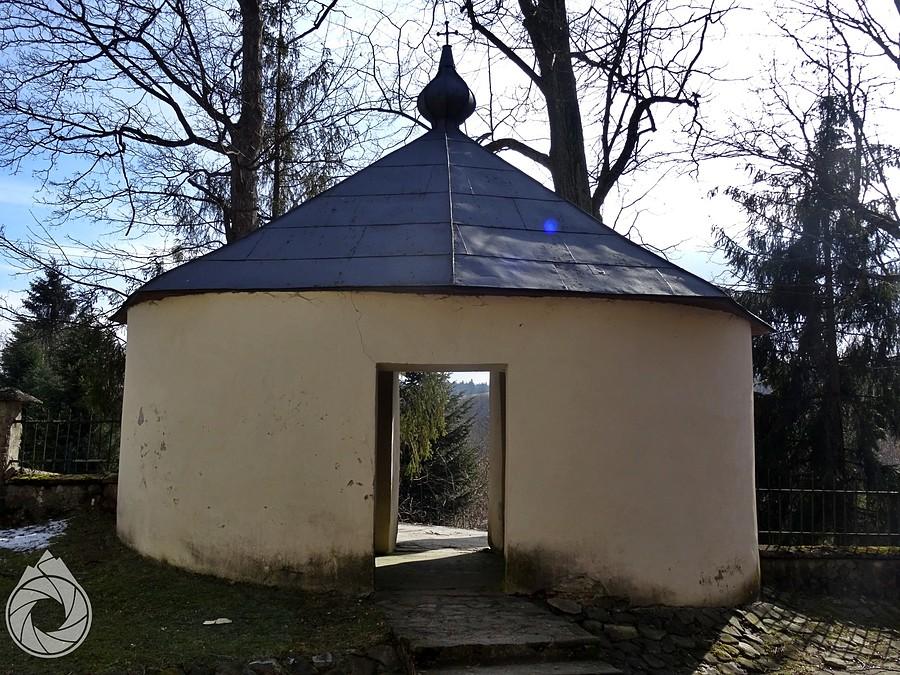 brama wejściowa do cerkwi w Zawadce Rymanowskiej
