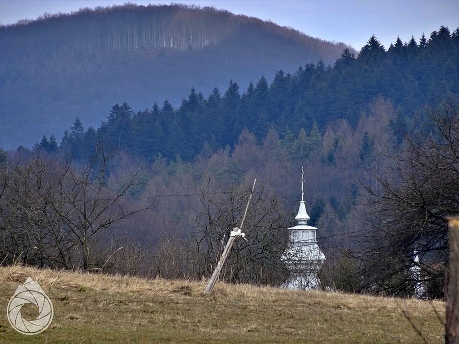 cerkiew zyndranowska łypie baniami pod górami
