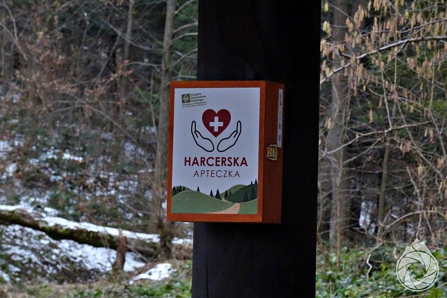 fajnie przymyślana apteczka na polu biwakowym- oczywiście pusta, bo to Polska przecież
