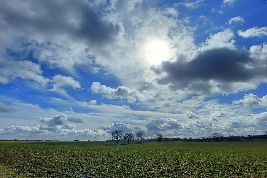 Niebo nad Lisówkami z daleka