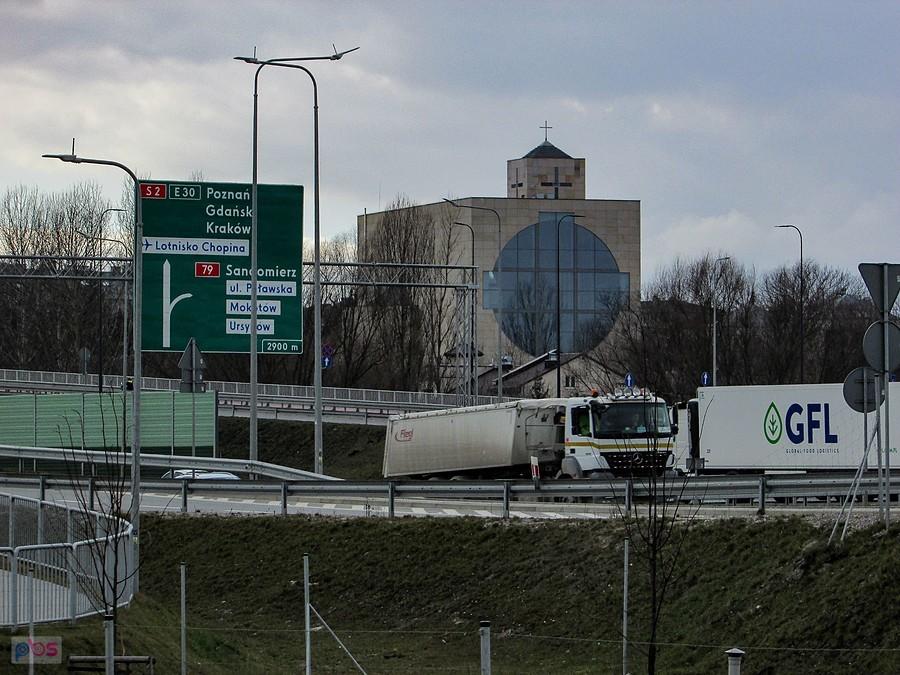 Kościół na skarpie przy POW