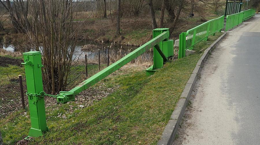 Zapora drogowa w zestawie mostu fortecznego