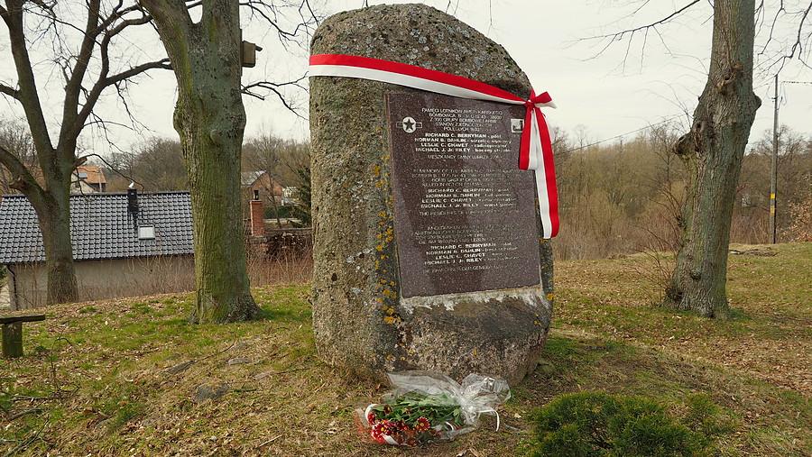 Bucze, kamień poświęcony załodze amerykańskiego bombowca strąconego w okolicy Lubrzy 18 marca 1945.