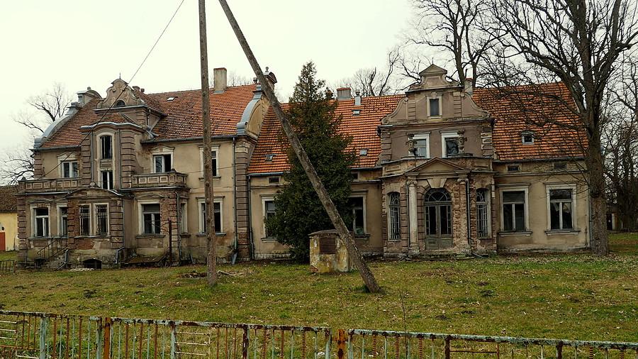 Niszczejący dworek w Żelechowie.