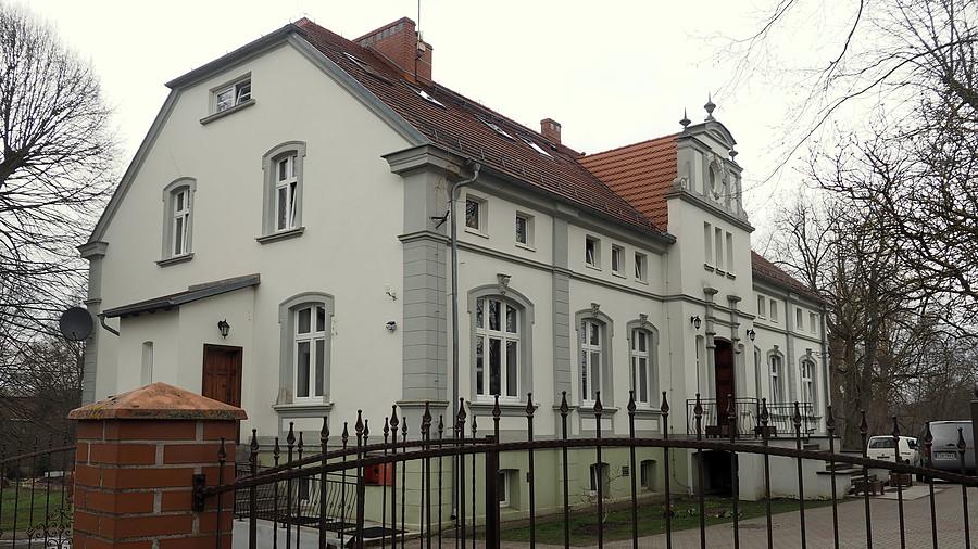 XIX wieczny pałacyk w Nowym Dworku, obecnie mieści się w nim ośrodek leczenia uzależnień,