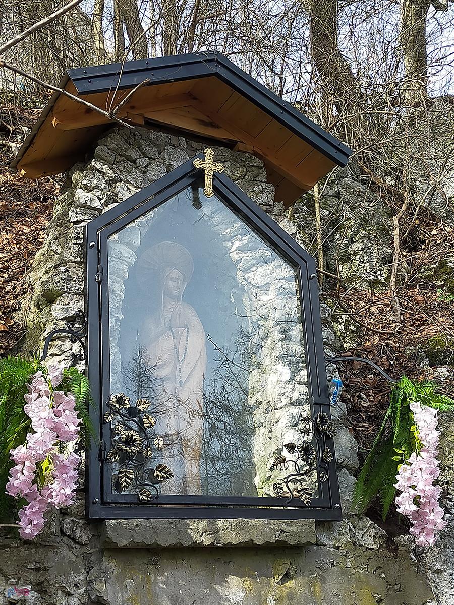 Odnowiona kapliczka w skale pod zamkiem w Smoleniu