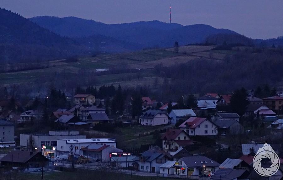 Jasienica w mroku, z Suchą Górą w tle