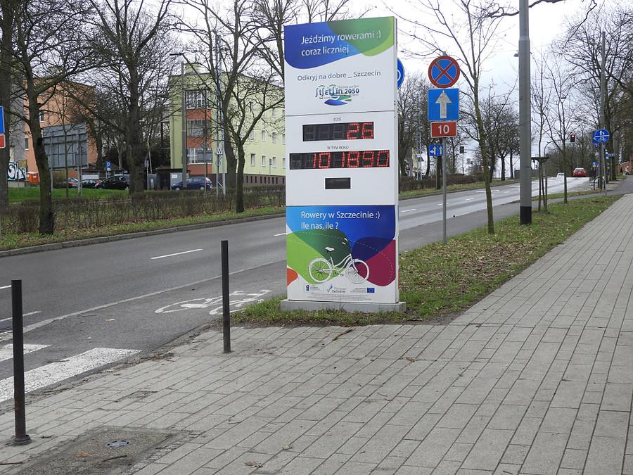 Rowerowy licznik przy ulicy Ku Słońcu.