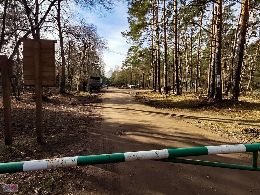 Parking przy starej leśniczówce