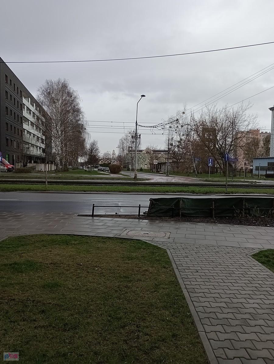 Pada. Schowałam się pod daszkiem