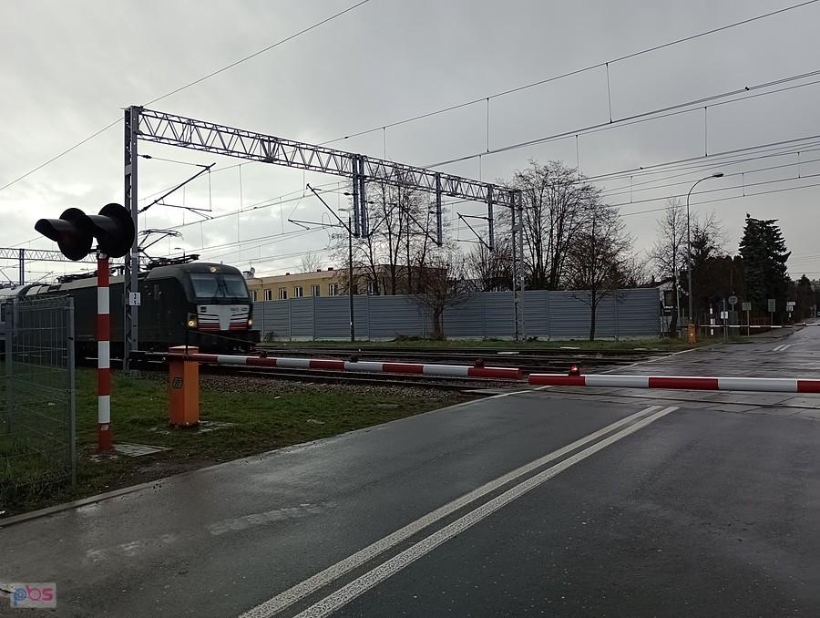 Na przejeździe kolejowym ulica Strąkowa