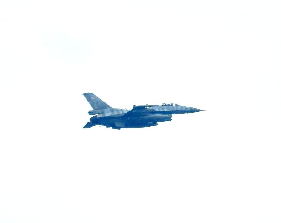F16 nad głową