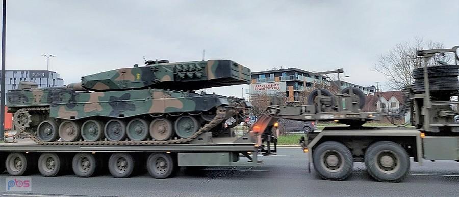 Jeden z Leopardów na ulicach Warszawy. Dziwne, że bez żadnych znaków identyfikacyjnych.