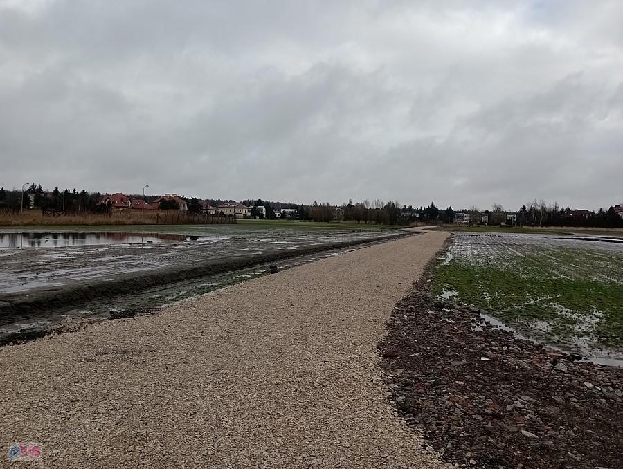 Droga między podmokłymi polami