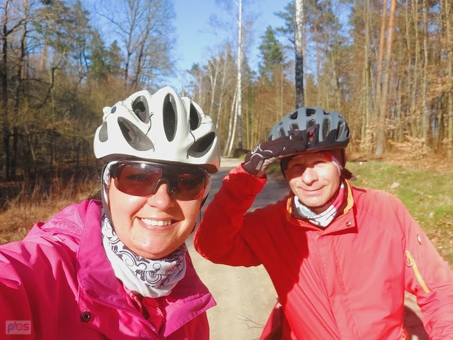 Selfie dwóch rowerzystów na leśnej ścieżce