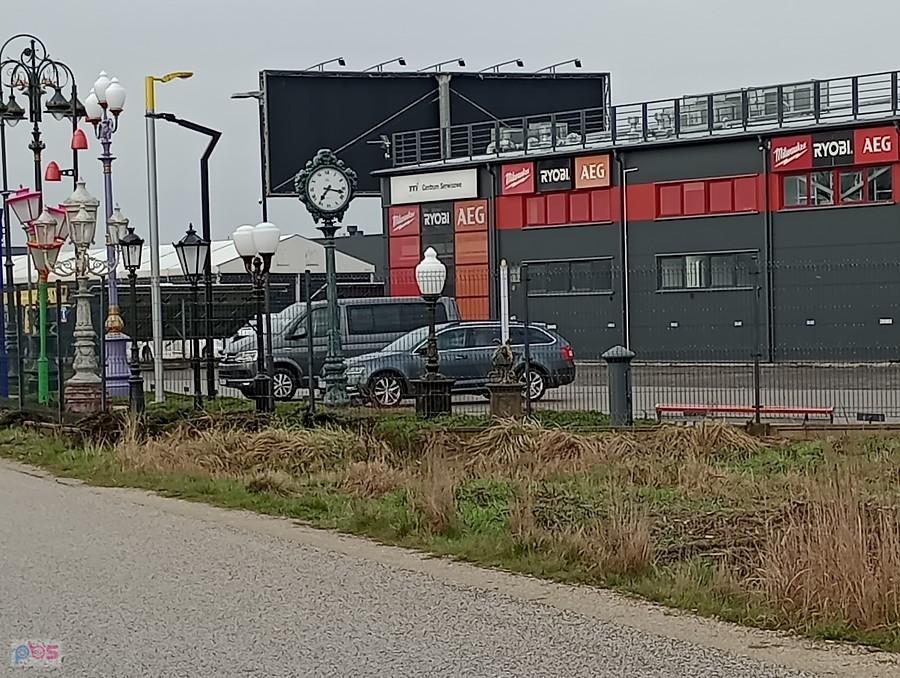 Kontrola czasu. Dziś czas prawie się zgadzał, a zegar stoi
