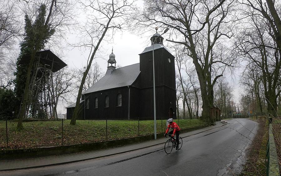 Podziwiam drewniany kościółek w Błociszewie