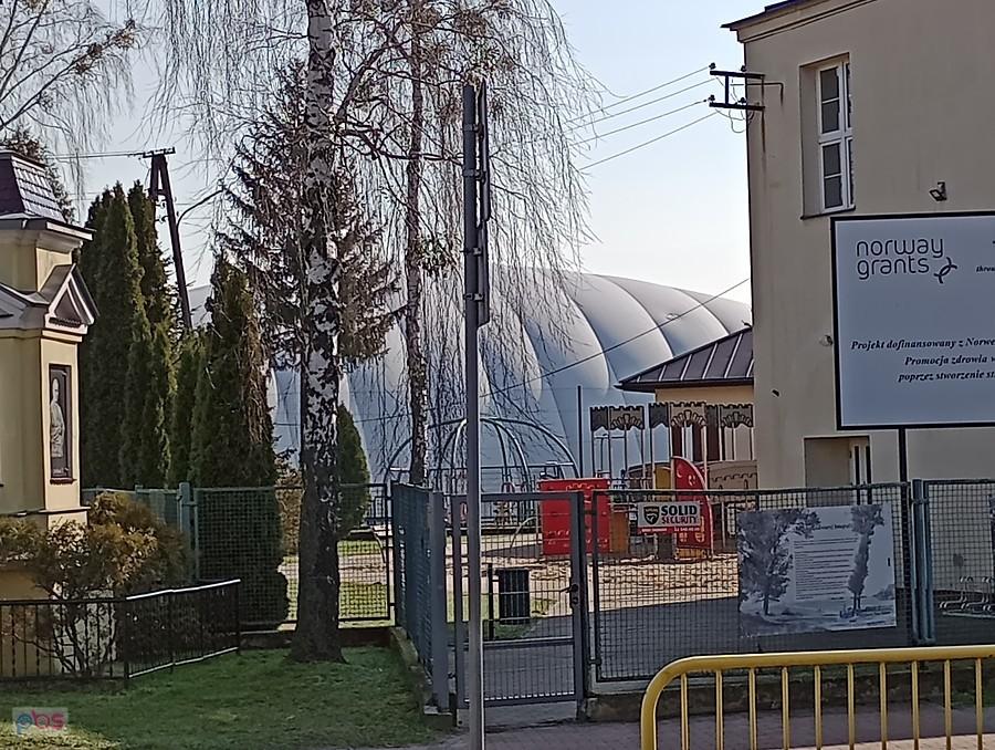 Na boisku przy szkole wyrósł ogromny balon